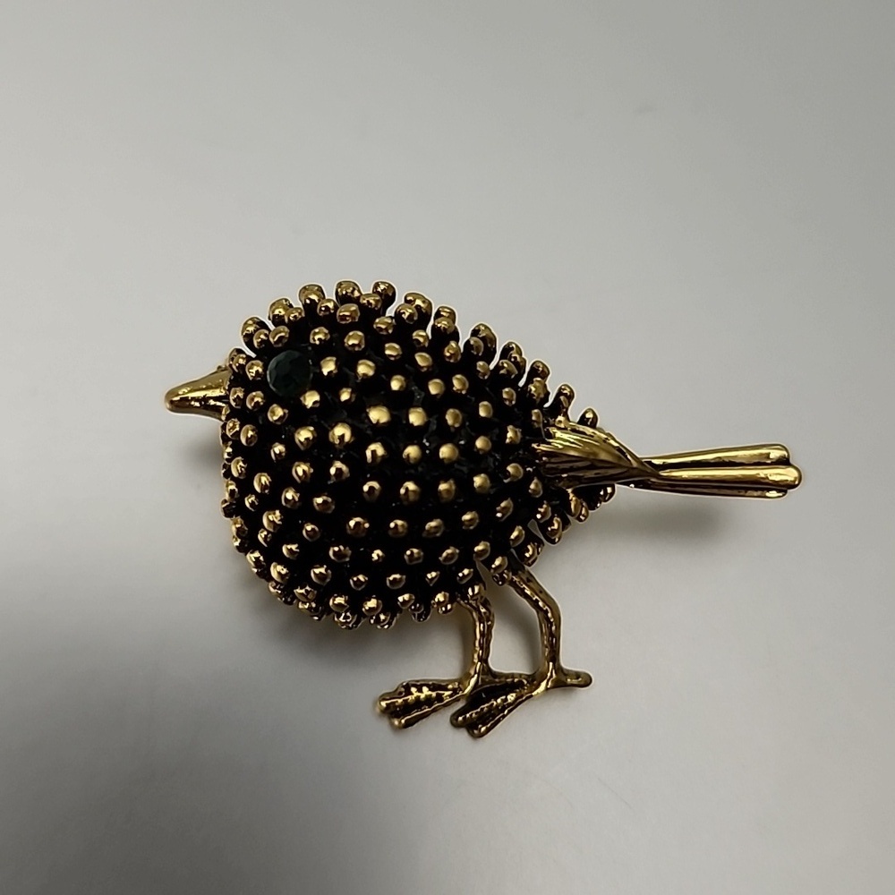 BIRD Brooch timeless Antique Agols Tone Simulated emerald